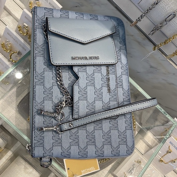 Michae Kors Jet Set Item Large Logo 2-in-1 Central Zip Wristlet
Pale Blue
NWT - Picture 8 of 16